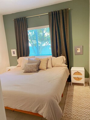 2 bedrooms, desk, WiFi, bed sheets