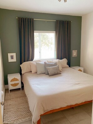 2 bedrooms, desk, WiFi, bed sheets