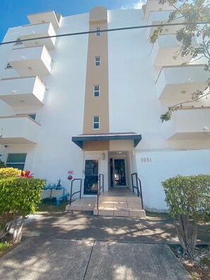 Exterior - Central cozy 2BR/2BA condo w/ dedicated workspace (Miami)