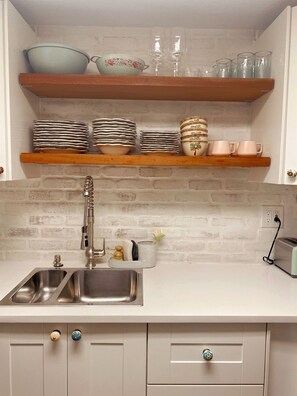 Kylskåp, mikrovågsugn, ugn och spishäll