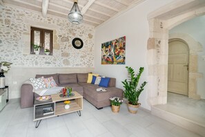 Een televisie en een tafeltennistafel