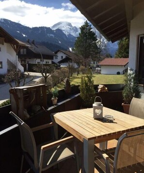 Outdoor dining - Valley station Modern retreat (Garmisch-Partenkirchen)