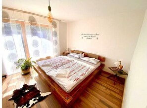 2 bedrooms, iron/ironing board, Internet, bed sheets
