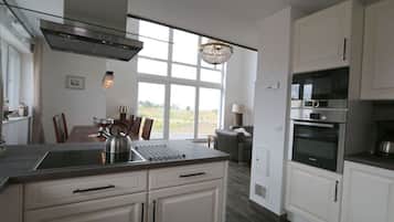 Een koelkast, een microgolfoven, een oven, een kookplaat