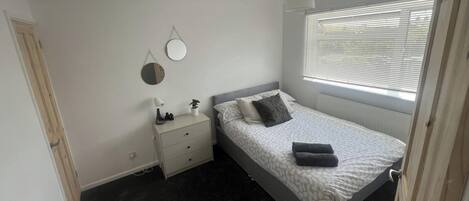 3 bedrooms, iron/ironing board, free WiFi, bed sheets