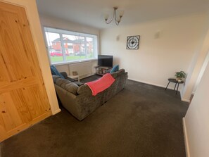 TV - Buzzard Bliss Beautiful 3-bed Home With Parking (Leighton Buzzard)