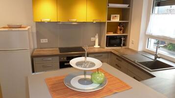 Kühlschrank, Mikrowelle, Ofen, Herdplatte