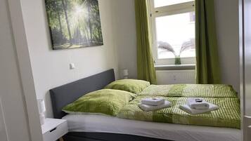 1 Schlafzimmer, Schreibtisch, Bügeleisen/Bügelbrett, Reisekinderbett