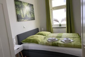 1 Schlafzimmer, Schreibtisch, Bügeleisen/Bügelbrett, Reisekinderbett