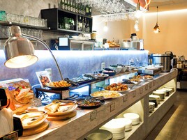 Daily buffet breakfast (JPY 1870 per person)