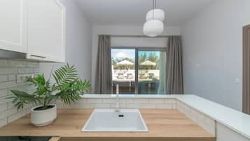 Luksus-suite - udsigt til pool | Privat køkken | Køleskab/fryser i fuld størrelse, ovn, kogeplade, espressomaskine