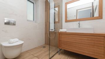 Luxury Suite, Pool View | Bathroom | Shower, hair dryer, towels