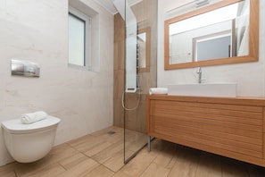 Luxury Suite, Pool View | Bathroom | Shower, hair dryer, towels - Camelia Luxury Suites - Private Pool & Jaccuzi (Zakynthos)