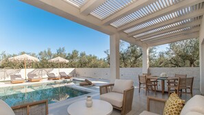 Luksussuite, bassengutsikt | Terrasse/patio
