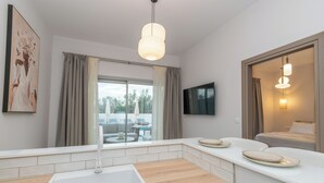 Luksussuite, bassengutsikt | Eget kjøkken | Espressomaskin, kaffetrakter/tekoker, kjøleskap og ovn
