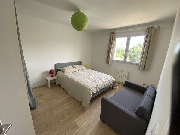4 bedrooms, iron/ironing board, WiFi, bed sheets