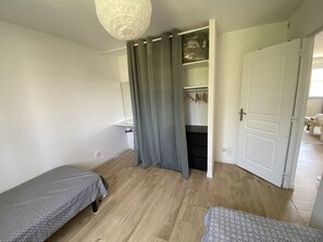 4 bedrooms, iron/ironing board, WiFi, bed sheets