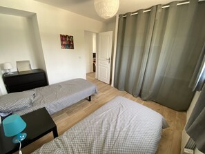 4 habitaciones, tabla de planchar con plancha, wifi y ropa de cama