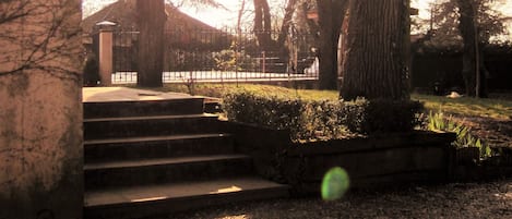 المنطقة المحيطة بالمنشأة