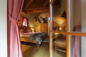 2 bedrooms, travel cot, free WiFi, bed sheets