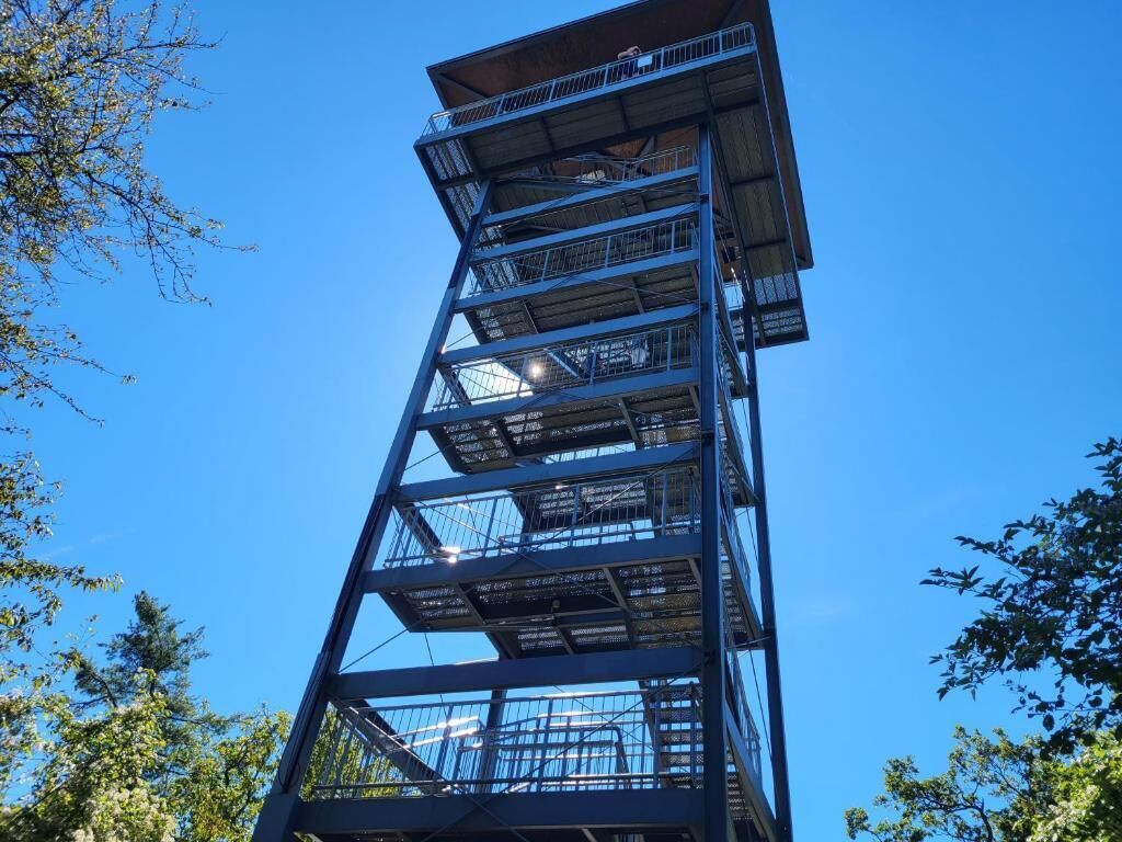 Una alta estructura metálica de varios niveles con balcones, probablemente una plataforma de observación.