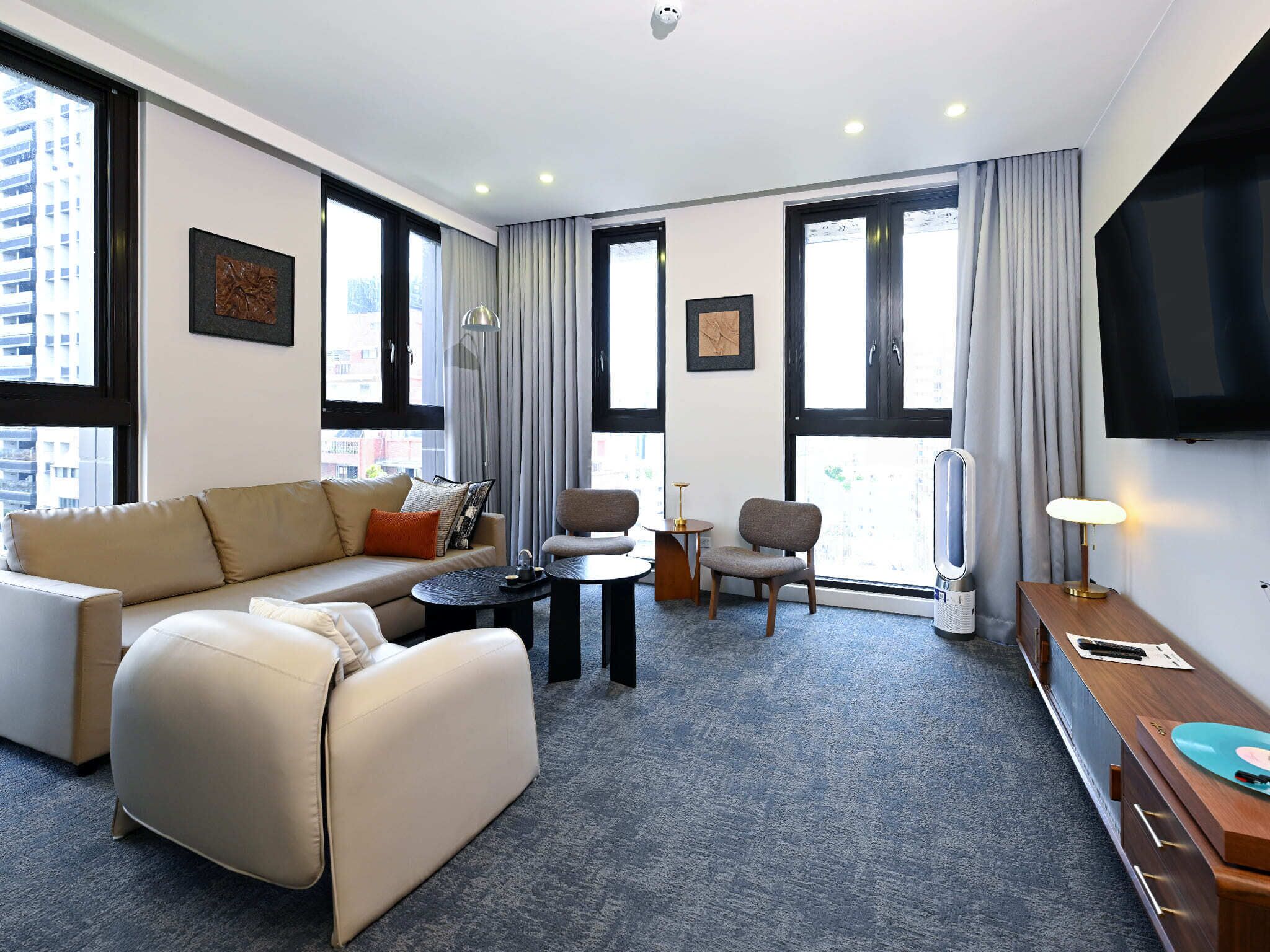Executive Suite | In-room safe, desk, laptop workspace, blackout curtains