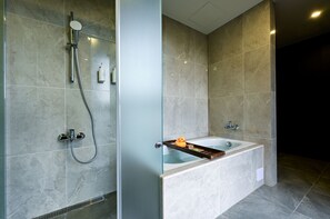 Suíte executiva | Banheiro | Secador de cabelo, toalhas de banho, shampoo, papel higiênico
