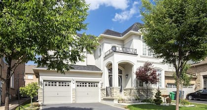 Chic Unit Near Airport and Attractions