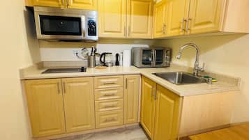 Casa superior | Cocina privada | Refrigerador con congelador, microondas, horno y parrilla de estufa