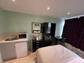 1 chambre, bureau, fer et planche à repasser, Wi-Fi