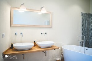 Bruser, hårtørrer, bidet, håndklæder