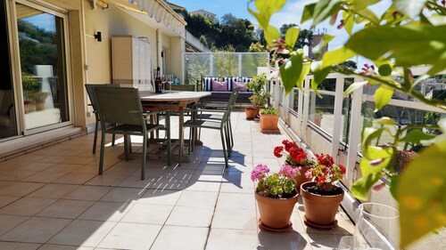 Lovely apartment with AC and a large terrace - pool in the residence.