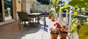 Lovely apartment with AC and a large terrace - pool in the residence.