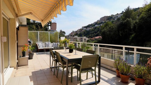 Lovely apartment with AC and a large terrace - pool in the residence.