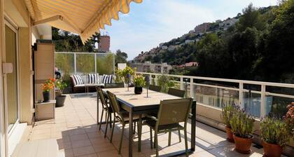 Lovely apartment with AC and a large terrace - pool in the residence.