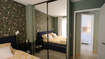 1 slaapkamer, een bureau, een strijkplank/strijkijzer, reisbedje