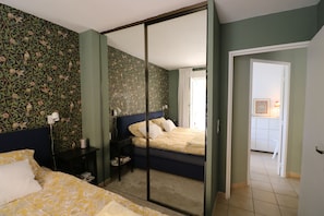 1 chambre, bureau, fer et planche à repasser, lit de bébé portatif