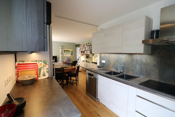 Kühlschrank, Mikrowelle, Ofen, Herdplatte