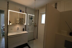 Dusj, hårføner, håndklær og såpe
