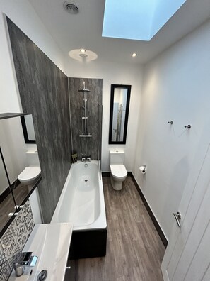 House | Bathroom | Combined shower/tub, deep soaking tub, towels - House - Sleeps 6, Pet Friendly & Courtyard (Weymouth)
