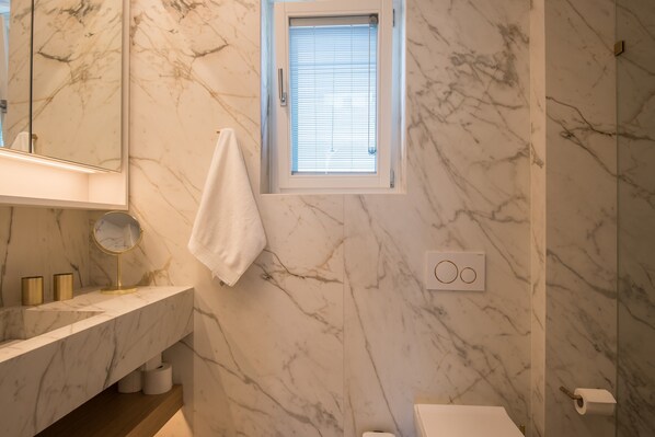 Hair dryer, towels, soap, toilet paper - Levante Villa - Sea front 3 bedroom villa with pool (antiparos)