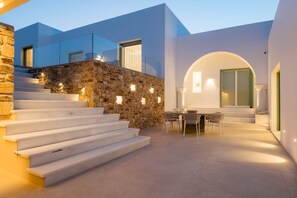 Outdoor dining - Levante Villa - Sea front 3 bedroom villa with pool (antiparos)