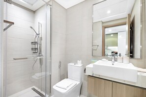 Douche, sèche-cheveux, serviettes fournies, papier toilette