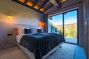 7 bedrooms, iron/ironing board, WiFi, bed sheets