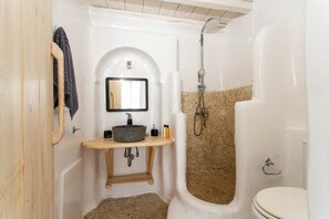 Sèche-cheveux, serviettes fournies, savon, papier toilette