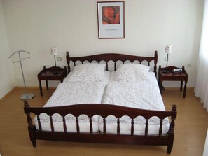 2 bedrooms, internet, bed sheets