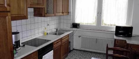 Een koelkast, een magnetron, een koffiezetapparaat/waterkoker