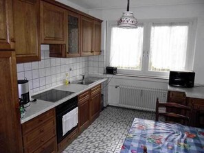 Réfrigérateur, micro-ondes, cafetiÚre/bouilloire