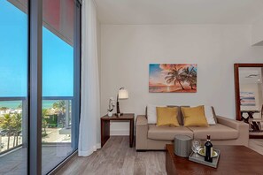 TV, offices - Hollywood Beach Rooftop Pool (Hollywood)