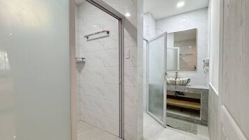 Deluxe Room | Bathroom | Hair dryer, bidet, towels